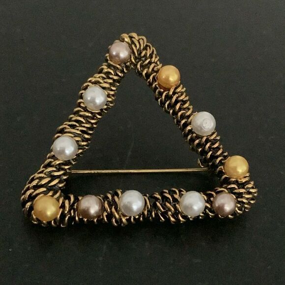 Vintage Style Brooch Lapel Pin Antique Gold Crystal Faux Pearl Triangle Scarf - Picture 1 of 7
